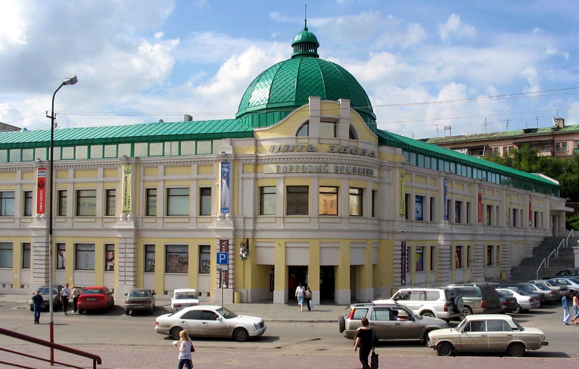 Вид торгового комплекса с ул. Гагарина